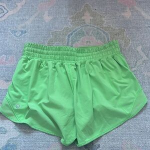 Lululemon high rise hotty hot shorts 
Size 6 
2.5” inseam